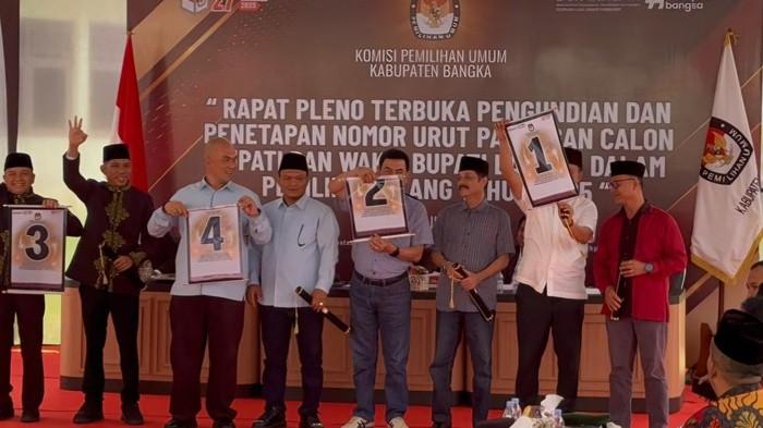 NOMOR URUT PASLON - Paslon dalam Pilkada Ulang Kabupaten Bangka 2025 menunjukkan nomor urut yang mereka dapat hasil pengundian di KPU Bangka, Rabu (23/7/2025)