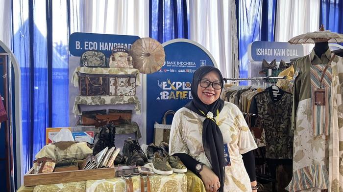 MITRA BINAAN -- Wiwik Sri Suryanti, pelaku UMKM sekaligus perajin ecoprint yang menjadi mitra binaan BI pada gelaran tahunan Explore Babel 2025 dengan menampilkan produk-produk ecoprint karyanya, Minggu (27/7/2025).
