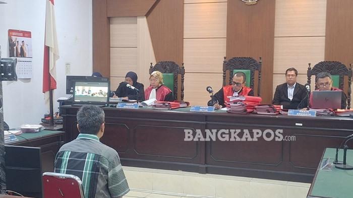 SIDANG VONIS -- Terdakwa Surya Hafidiansyah Putra, saat menjalani sidang diruang sidang Tirta Pengadilan Negeri Pangkalpinang, Senin (28/7/2025).