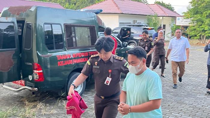 KORUPSI DANA KUR -- Terpidana Sandri Alasta (kaos biru) saat dilakukan pemeriksaan kesehatan di PSC 199, kemudian digiring ke Lapas Kelas IIA Pangkalpinang, Kamis (31/7/2025).