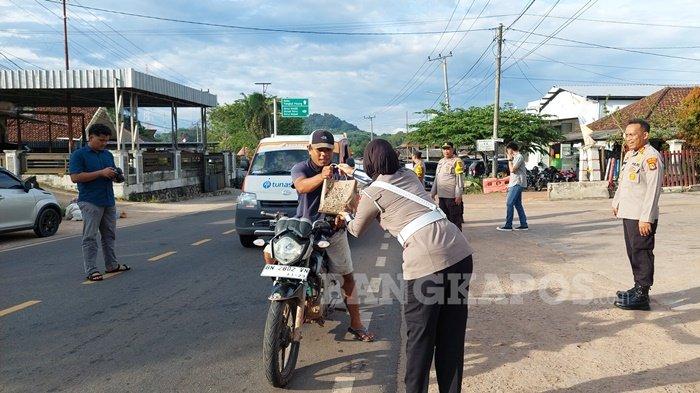 BAGI TAKJIL -- Sejumlah aparat kepolisian dari Polres Bangka Selatan ketika membagikan bingkisan takjil kepada pengguna Jalan Raya Toboali, Kamis (6/3/2025). Kegiatan bagi takjil gratis sebagai bentuk kepedulian dan empati kepada masyarakat.