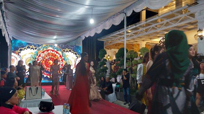 25 Finalis pertama saat catwalk yang menjadi point penilaian lomba mirip wajah Ema Ratnaputi di Kacang Pedang, Pangkalpinang, Rabu (23/8/2023) malam
