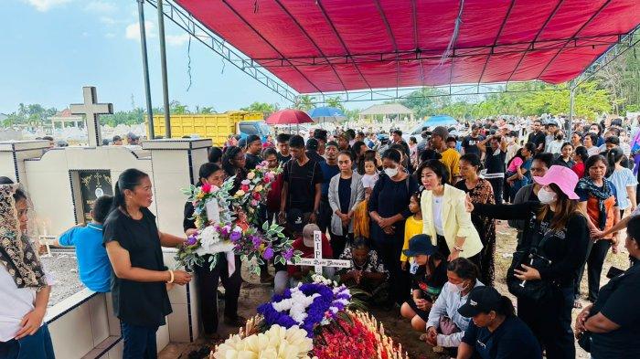 Prosesi pemakaman Valentinus di salah satu pemakaman yang ada di Koba, Bangka Tengah, Minggu (27/8/2023) siang.