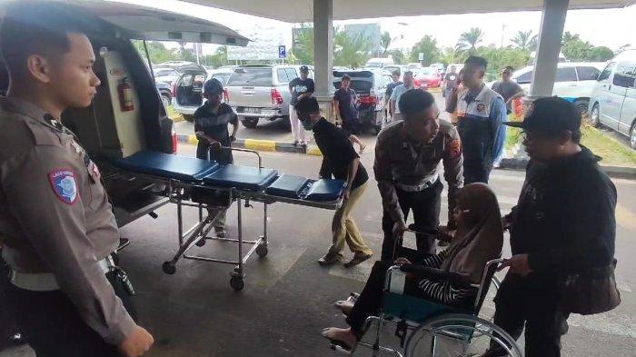 AMEL TIBA DI BELITUNG - Amel siswa korban perundungan didampingi ayahnya, Asis saat tiba di Bandara HAS Hanandjoeddin, Tanjungpandan, Sabtu (8/2/2025).