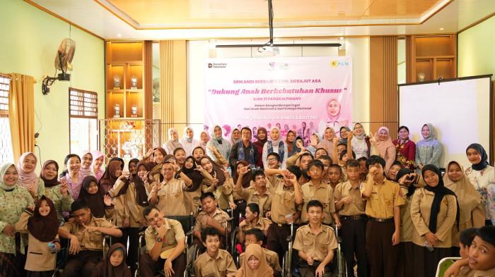 100 anak berkebutuhan khusus hadir pada acara charity yang diadakan oleh Srikandi PLN Babel untuk memperingati hari anak nasional dan hari kebaya nasional