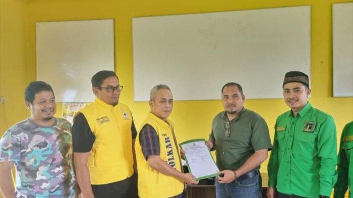 Andri, Tokoh masyarakat Bangka Barat saat mengambil formulir pendaftaran calon kepala daerah di DPD Partai Golkar Bangka Barat untuk maju di Pilkada Bangka Barat 2024