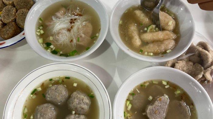 Aneka varian menu, Bakwan Kampung, Bakwan Udang, dan Bakwan Mercon yang disajikan di Bakwan Poin, Sabtu (21/6/2025)