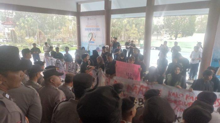 Aksi demo di Kantor DPRD Provinsi Bangka Belitung, Kamis (2/1/2025).
