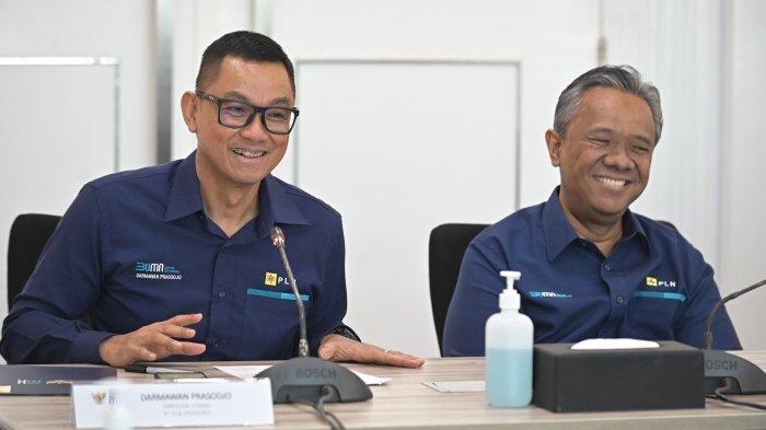 Direktur Utama PLN Darmawan Prasodjo (kiri) didampingi Direktur Legal dan Manajemen Human Capital PLN Yusuf Didi Setiarto (kanan) saat menyampaikan sambutan dalam acara penyerahan keputusan RUPS terkait pemberhentian dan pengangkatan Komisaris PLN di Kantor Kementerian BUMN, Jakarta, pada Selasa (19/03).