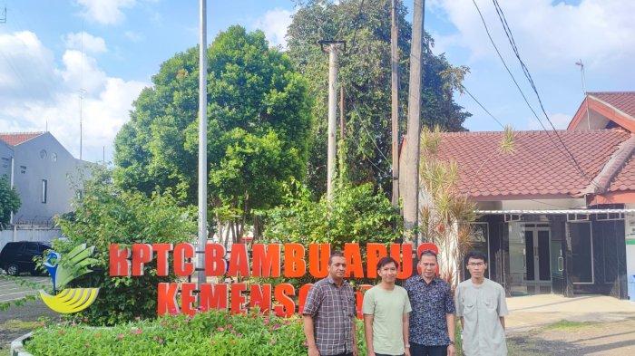 Wakil Ketua DPRD Provinsi Bangka Belitung Eddy Iskandar, bersama dengan Reza yang diduga menjadi korban TPPO di Myanmar, Rabu (5/3/2025).