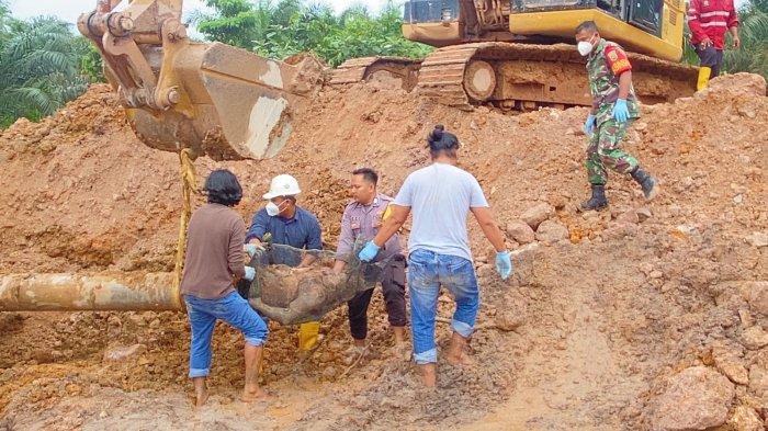 Evakuasi jenazah Agun Kurniadi yang ditemukan tewas di dalam pipa air di perusahaan tambang timah di Desa Paku, Bangka Selatan, Rabu (15/1/2025)
