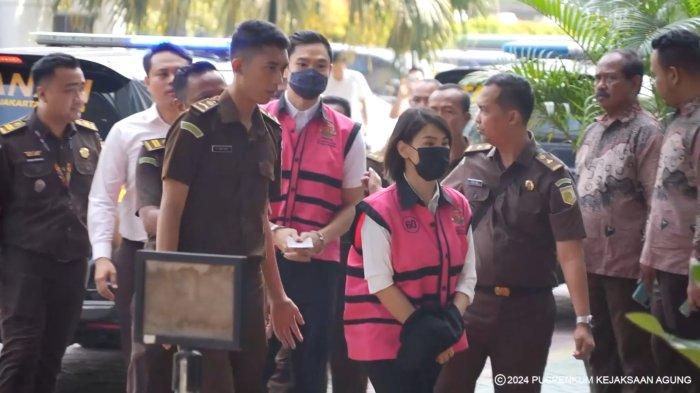 Tangkap Layar Video Tahap II Tersangka HM dan HLN beserta barang bukti.