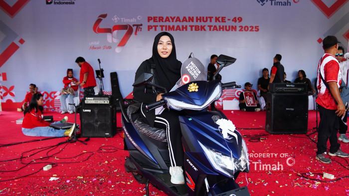 Henny Puspasari (32) peserta jalan sehat dari Desa Selingsing mendapatkan hadiah motor