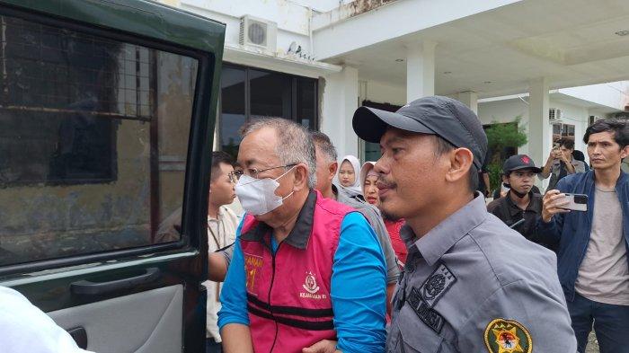Terpidana Iwan Rinaldi alias Rudi Aditia Yahya dengan pengawalan ketat pihak Kejati Babel, ketika digiring ke mobil tahanan untuk dibawa ke Lapas Kelas IIA Pangkalpinang.
