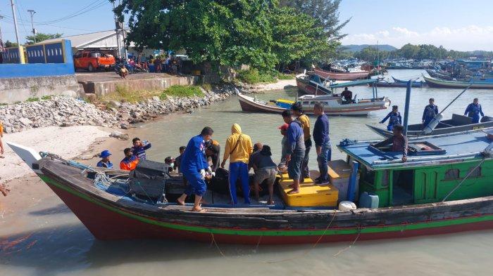 Jenazah Hasan korban laka laut yang berhasil ditemukan oleh nelayan Kamis (10/8/2023) tiba di Pelabuhan Sandar Unit Markas Dit Polairud Polda Kepulauan Bangka Belitung.