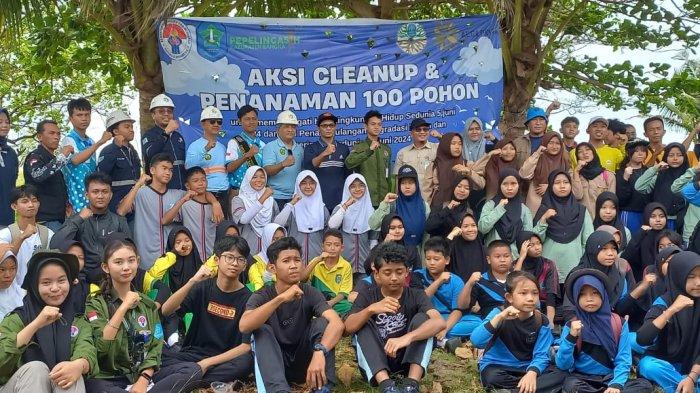 Komunitas Pemuda Peduli Lingkungan Asri dan Bersih (Pepelingasih) Kabupaten Bangka bersama Arsari Group (PT AEGA Prima) menggelar Aksi Clean Up dan Penanaman 100 Pohon di Pantai Teluk Pikat Kelurahan Matras, Sungailiat Bangka, Sabtu (22/6/2024).