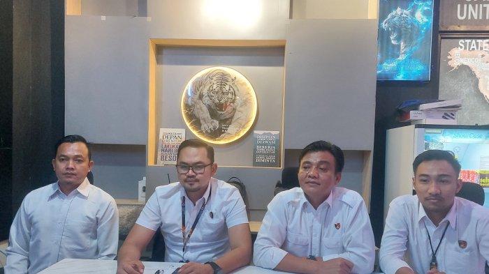 Kasat Reskrim Polres Bangka Barat, AKP Ecky Widi Prawira beserta jajaranya, pada Senin (20/5/2024) siang, di Polres Bangka Barat mengungkapkan motif pembunuhan yang dilakukan oleh tersangka Sakban terhadap istrinya Mona.