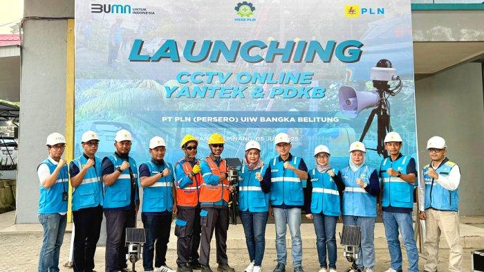 Foto bersama Tim Yantek dan PDKB PLN Babel dengan seluruh jajaran Manajemen UIW Babel pada acara Go Live HSSE Control Center dan Sistem CCTV Online