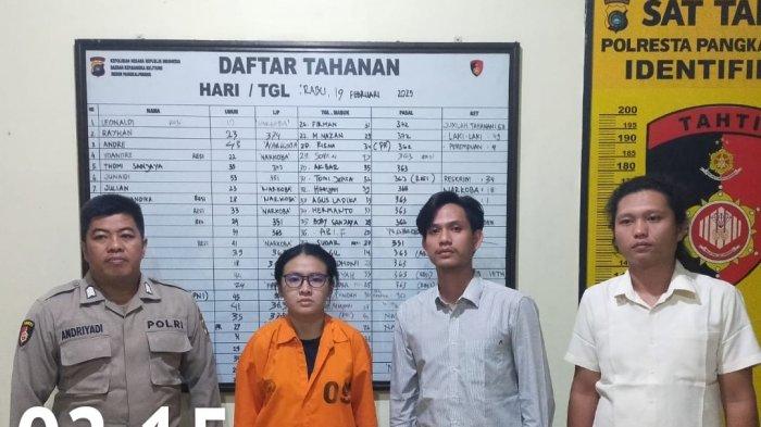 MAHASISWI TERSANGKA -- Trie Lius Putri alias TLP (26), ketika diamankan di Mapolresta Pangkalpinang,