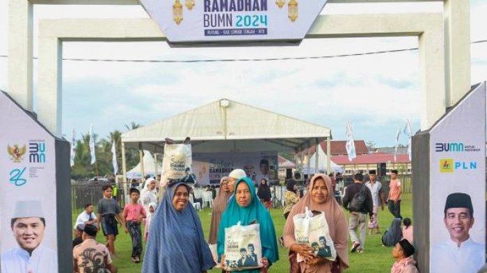 Masyarakat Lombok Tengah mendapat bantuan paket sembako saat Safari Ramadan BUMN 2024 di Desa Puyung, Lombok Tengah pada Sabtu (23/03/2024).