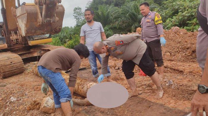 Aparat kepolisian dari Polsek Payung ketika melakukan evakuasi penemuan mayat di dalam saluran pipa pembuangan milik PT Jintong, Rabu (15/1/2025). Diketahui korban bernama Agun Kurniadi (31) warga Kota Pangkalpinang.