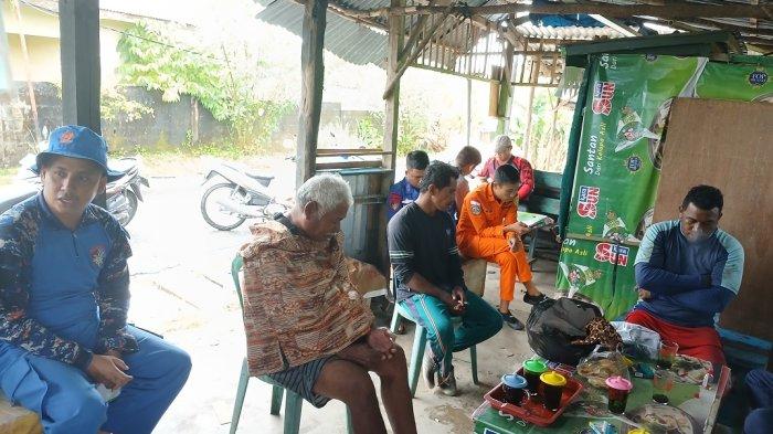 NELAYAN KORBAN KAPAL TERBALIK Sejumlah kru kapal KM Sejati, Sabtu (5/7/2025) sedang berada di area dermaga Nelayan Baro setelah mengalami laka laut di perairan Bui Hijau Belitung bersama dengan aparat Kepolisian, Basarnas dan Forum Nelayan Baro.