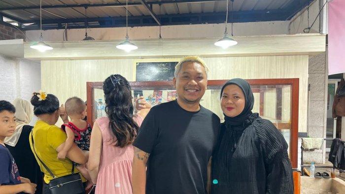 Owner Bakwan Point, Bayu beserta samg istri, di lapak Bakwan Point