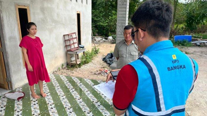 Petugas PLN bersama aparat desa sedang melakukan survey calon penerima BPBL di PLN ULP Koba