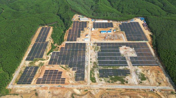 Foto tampak udara PLTS IKN yang telah mengalirkan listrik untuk kawasan IKN dengan kapasitas 10 megawatt. Jumlah tersebut akan bertambah hingga mencapai 50 megawatt pada akhir tahun 2024.
