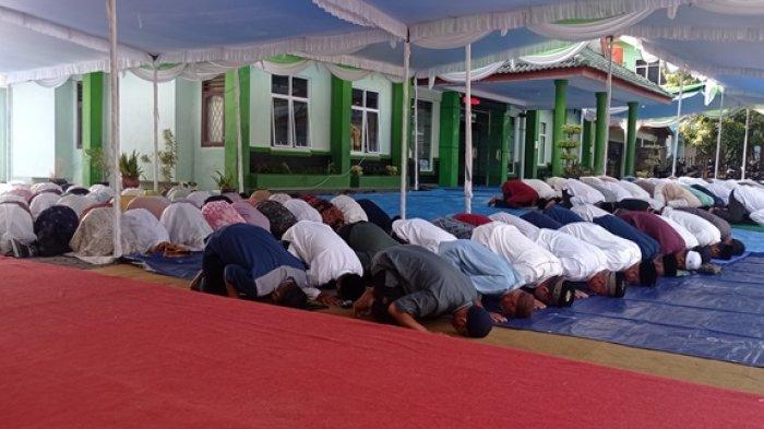 Pelaksanaan Salat Istisqa untuk meminta hujan, di halaman kantor Kemenag Pangkalpinang, Selasa (10/10/2023)