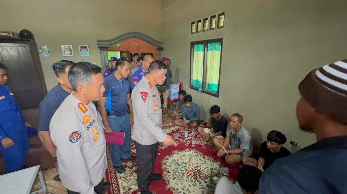 Para pelaku upaya penyeludupan baby lobster yang diamankan di Kampung Bukit Mang Kadir Desa Riding Panjang Kecamatan Belinyu Kabupaten Bangka Kamis (16/5/2024).