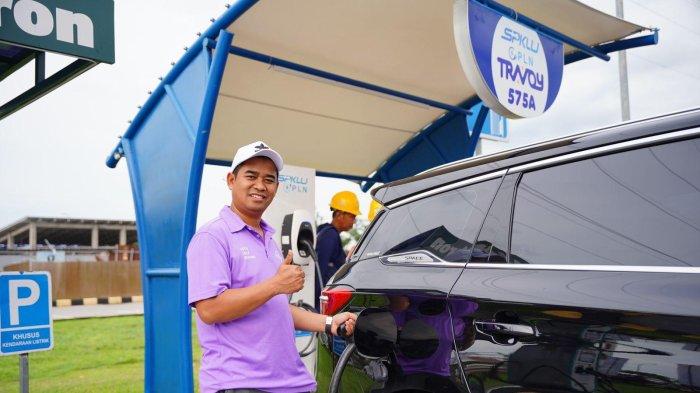 Pelanggan sedang melakukan pengisian daya kendaraan listrik di Stasiun Pengisian Kendaraan Listrik Umum (SPKLU) di Rest Area KM 575A Ruas Tol Solo-Ngawi, Ngawi, Jawa Timur.