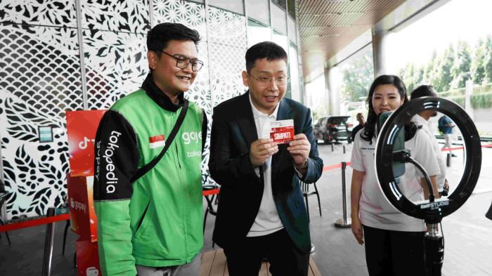 SIMPATI TikTok:  Kolaborasi Telkomsel, TikTok, dan GoPay dalam peluncuran SIMPATI TikTok, yang mengusung prinsip Enable, Equip, Empower, dan Endorse (4E) untuk mendukung inklusi digital yang merata di seluruh penjuru Indonesia.