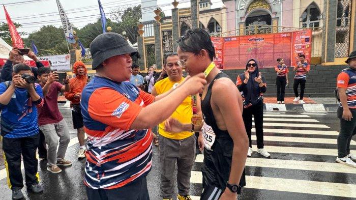 Pelari Kalbar berlatih di lapangan lari