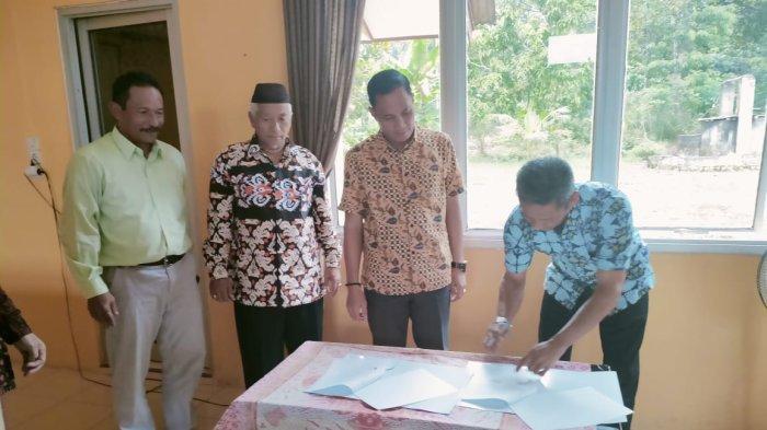 Penandatanganan Kerjasama antara ISB Atma Luhur dengan APDESI Bangka Barat di Kec. Simpang Teritip