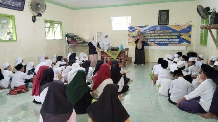 Kegiatan pengabdian masyarakat yang melibatkan para santri dan pengelola ponpes.
