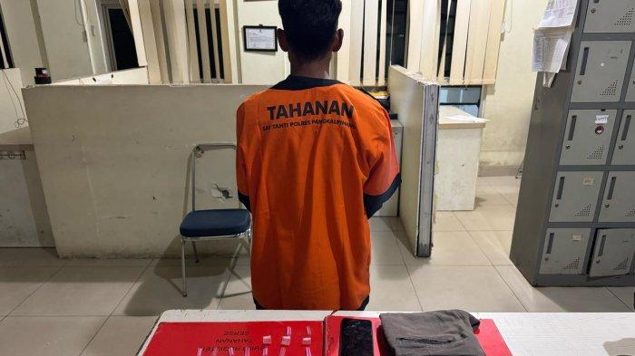 PENGEDAR NARKOBA -- Eko Purwadi alias Eko (37) warga Kelurahan Air Itam, Kecamatan Bukit Intan, Kota Pangkalpinang, ditangkap oleh Satuan Narkoba Polresta Pangkalpinang dengan barang bukti 17 paket sabu-sabu, Senin (21/4/2025).
