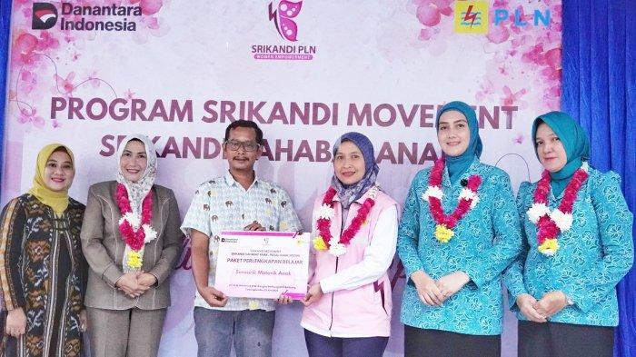 Penyerahan bantuan secara simbolis kepada Yayasan Rumah Terapi Belitung Child Development.