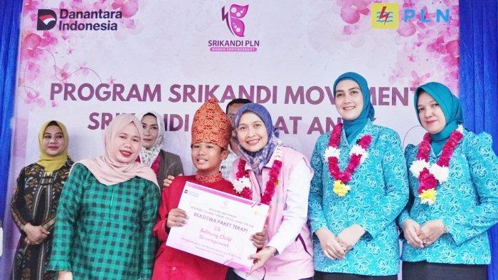 Penyerahan secara simbolis kepada salah satu anak spesial Rumah Terapi Belitung Child Development.
