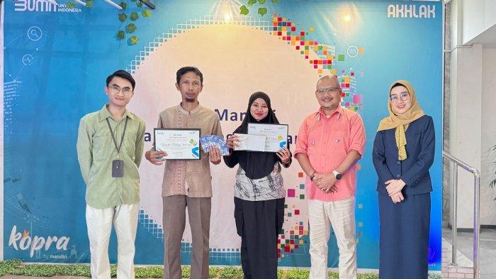 PENYERAHAN HADIAH EMAS - Kepala Cabang Bank Mandiri KC Pangkalpinang menyerahkan hadiah kepada pemenang undian logam mulia 2 gram Resti, nasabah Bank Mandiri KC Pangkalpinang dan Bambang, Voucher Belanja nasabah Bank Mandiri KC Pangkalpinang.