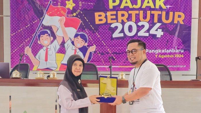 Penyerahan Pelakat dari KP2KP Koba kepada SMK Negeri 1 Pangkalan Baru oleh Dedy Gusmar S.E, M.M kepada Kepala SMK Negeri 1 Pangkalanbaru, Diah Sari Lestari, S. Pd.