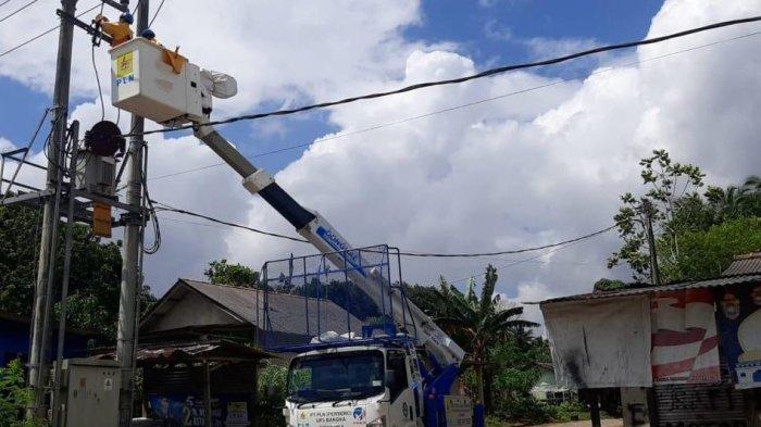 Petugas PDKB PLN melakukan pemeliharaan jaringan 20 kV untuk meningkatkan keandalan pasokan listrik, pekerjaan tersebut dilakukan tanpa padam