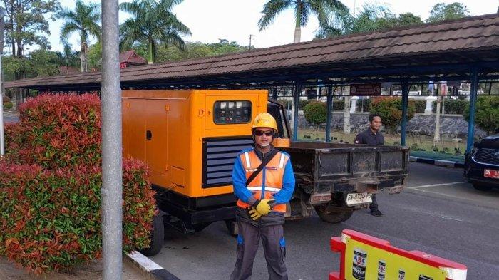 Petugas PLN yang standby dalam menjaga keandalan listrik dalam upacara peringatan HUT RI ke 79 di lokasi halaman kantor Gubernur Babel