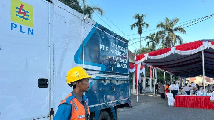 Petugas PLN yang standby dalam menjaga keandalan listrik dalam upacara peringatan HUT RI ke 79 Pemerintah Kota Pangkalpinang di Alun- Alun Taman Merdeka Pangkalpinang