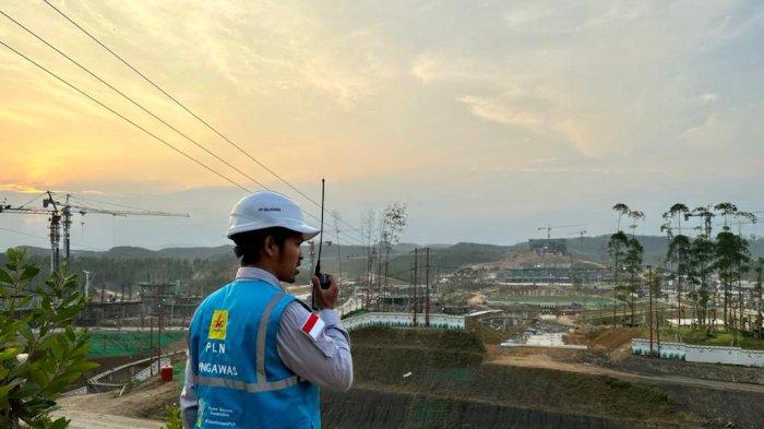 Ilustrasi petugas PLN yang sedang melakukan pengecekan jaringan listrik di IKN