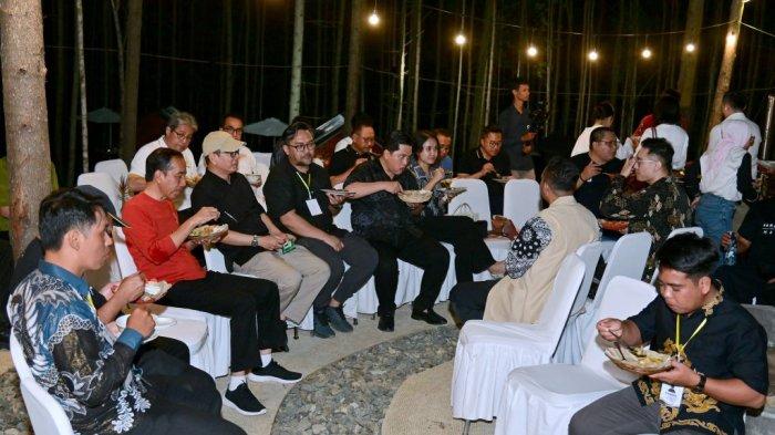 
Presiden Jokowi saat makan malam di tengah pepohonan rindang khas IKN pada Jumat (22/09/2023) malam. 