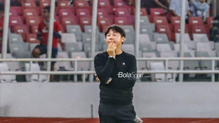 Pelatih Timnas Indonesia, Shing Tae Yong sedang memantau pemainnya bertanding