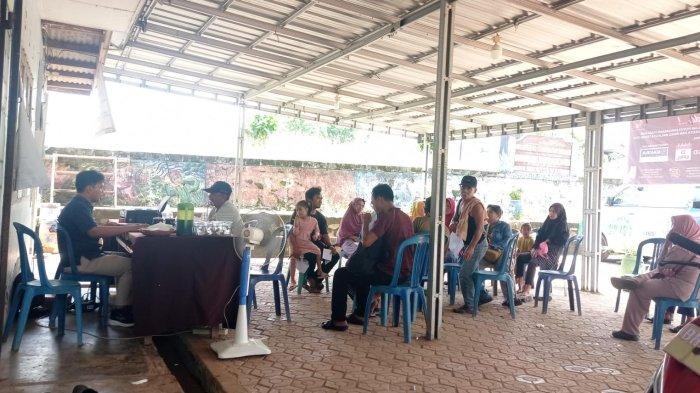 Suasana masyarakat yang sedang mengantri dalam program BPJS keliling di desa Petaling Banjar pada Kamis (24/04/2024)
