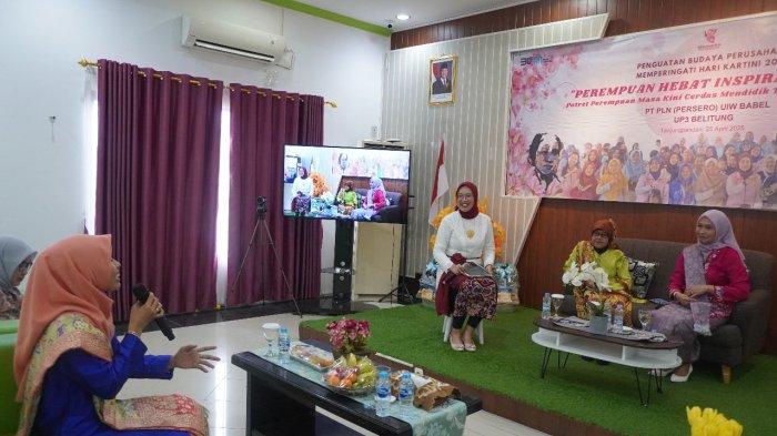 Salah satu peserta Talkshow, Ibu Hariani (kiri) mengajukan pertanyaan interaktif kepada para Narasumber.