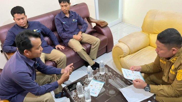 Team Leader K3 kam PLN ULP Koba, Sutrisno menjelasakan kegiatan survey yang akan dilakukan kepada kepala desa Air Bara, Muklis untuk mendata calon penerima BKBL